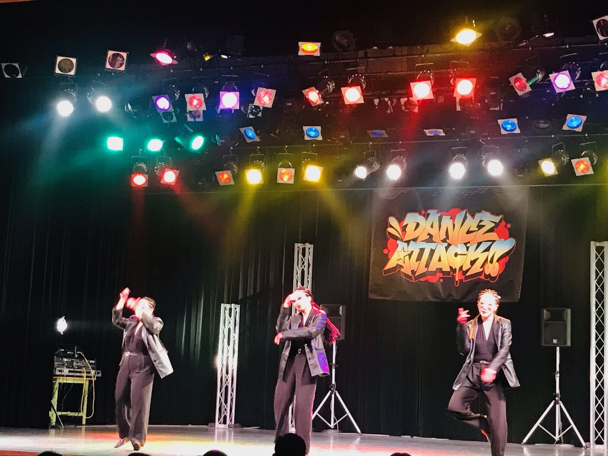 catmusiccollege's tweet photo. 今日はCAT HALLにてDANCE ATTACK‼︎高校生の部が開催されました❗️41チームが熱いダンスを披露してくれました🙌
CAT生も検温や誘導などお手伝いさせていただきましたよ❗️
入賞したみなさん、おめでとうございます㊗️🎊
CATは輝く高校生を応援しています📣
#キャットミュージックカレッジ
#danceattack https://t.co/qzQnEyPTt4