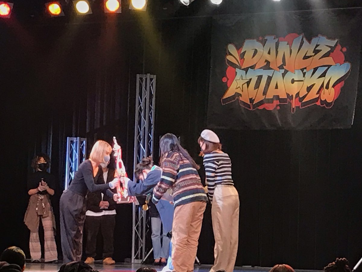 catmusiccollege's tweet photo. 今日はCAT HALLにてDANCE ATTACK‼︎高校生の部が開催されました❗️41チームが熱いダンスを披露してくれました🙌
CAT生も検温や誘導などお手伝いさせていただきましたよ❗️
入賞したみなさん、おめでとうございます㊗️🎊
CATは輝く高校生を応援しています📣
#キャットミュージックカレッジ
#danceattack https://t.co/qzQnEyPTt4