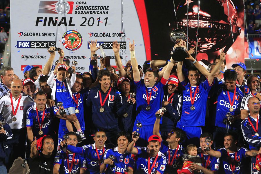 🔵🔴 El León rugió más fuerte: ¡La U fue elegida mejor equipo chileno de la década! bit.ly/3fjmCJY