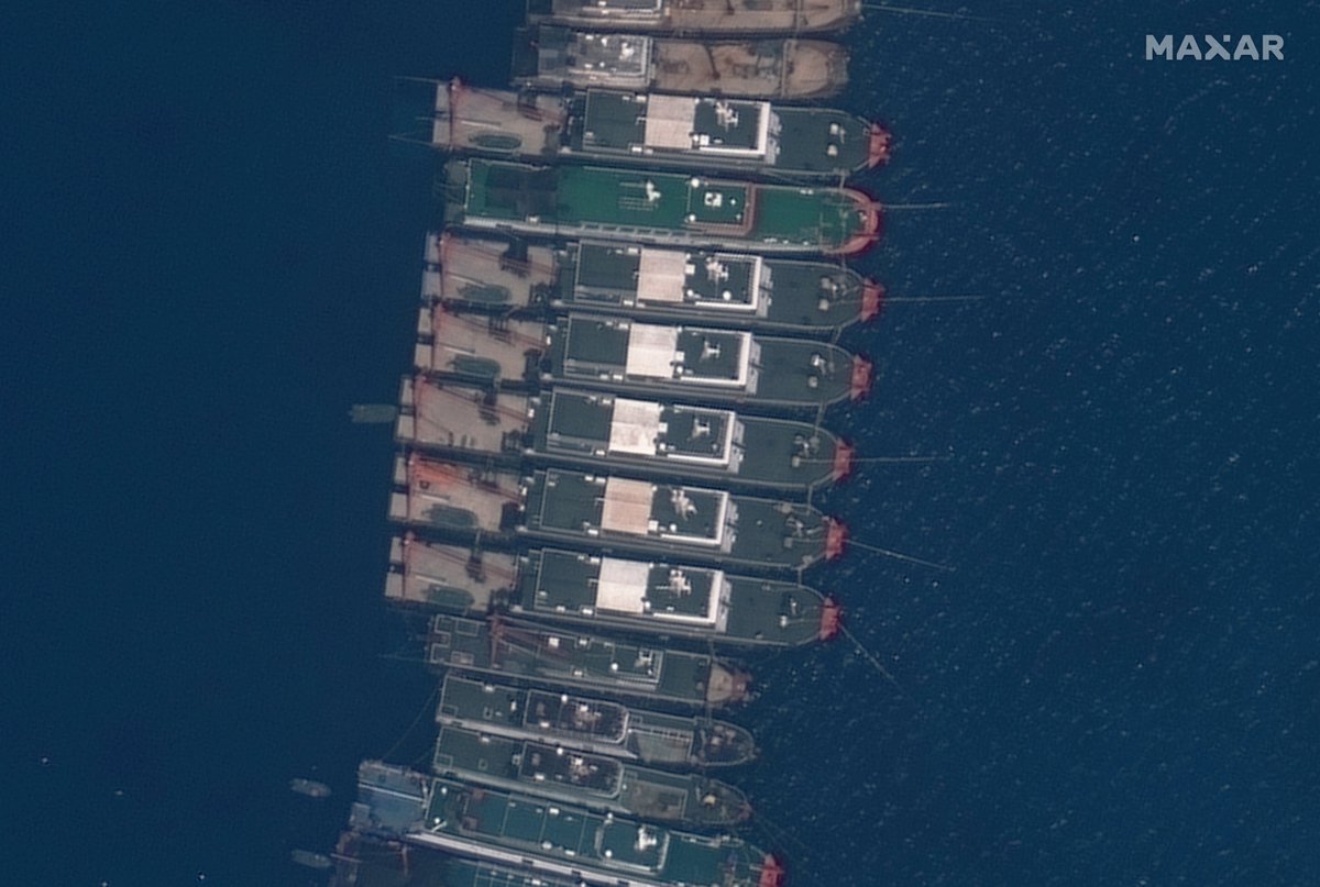 TostevinM's tweet photo. A large group of Chinese vessels not fishing at a reef within Manila’s 200-mile exclusive economic zone that is also claimed by Vietnam https://t.co/URNaCAzVXP pictures by @Maxar via @reuterspictures https://t.co/w0nZzKWRlg