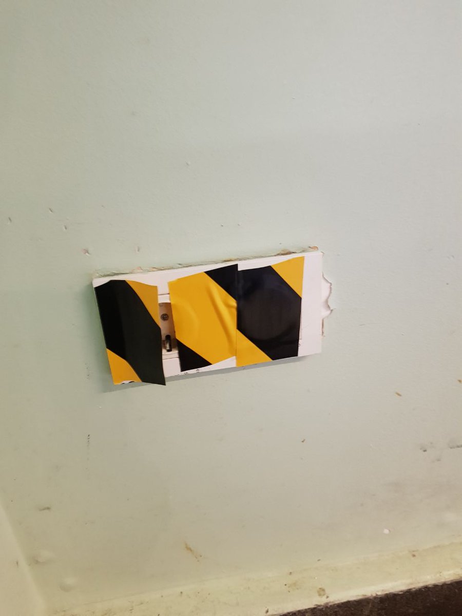 Kayyumluk, kampüs içerisinde bulunan ve Boğaziçi direnişinde kullanılan elektrik prizlerinin üzerini kapatmak gibi ucuz numaralara kadar düştü. Bu acizliğinizi teşhir etmeyi borç biliyoruz :)
Ha bu arada üniversiteler AKP teşkilatı değildir! <a href="/melihbulu/">Melih Bulu</a>