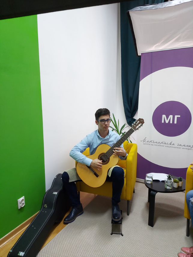 MatGimTV's tweet photo. Снимили смо другу емисију Из нашег угла. Наш гост је био Милош Милићев, ученик 4д одељења наше школе. Будите уз наш Јутјуб канал сутра у 20 часова! https://t.co/CIOqN736qt https://t.co/vH9QrhAOSN