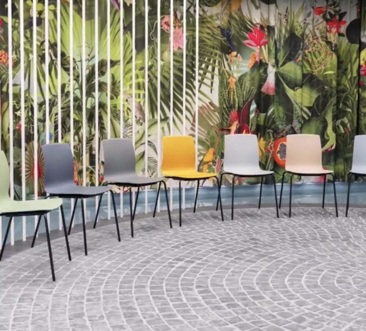 #thursdaymorning sunshine day?
<a href="/DauphinAmericas/">DAUPHIN</a> #springheresoon #colors #takeaseat