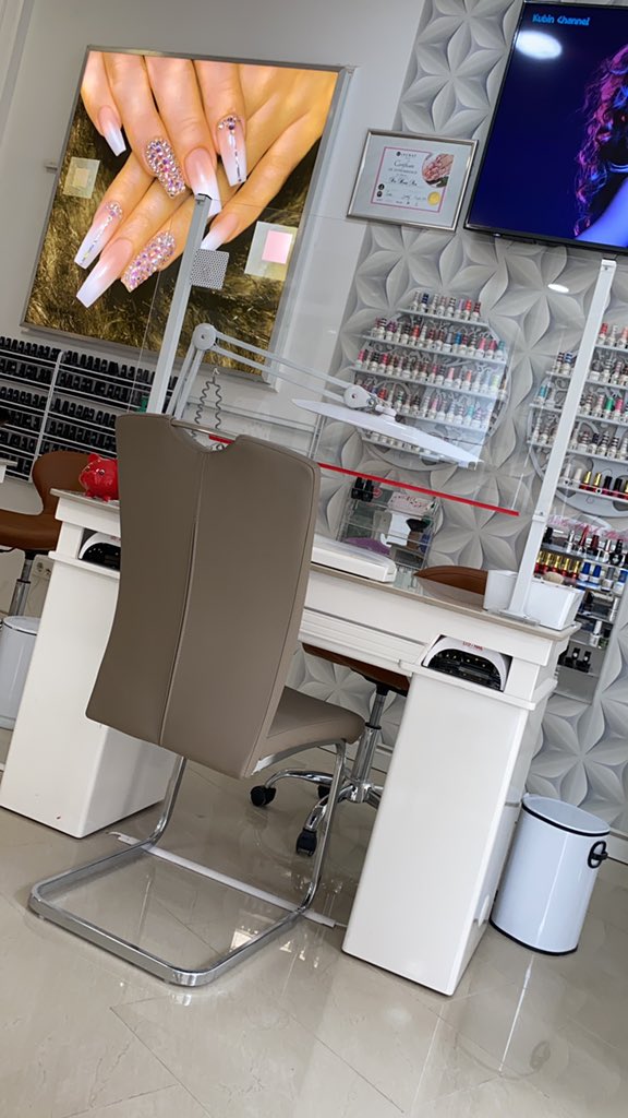 diamondQQ3's tweet photo. Who is ready for a fresh pedi and manicure 😍I think I am 😁🙌🏼 https://t.co/6du09hasPm