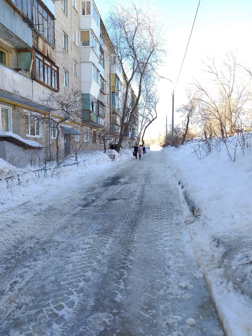 Gilischnik's tweet photo. @XDwvreEmAvcPe7M @krasnoglin_adm Произведена очистка дворовой территории. https://t.co/uOKGF44yKA