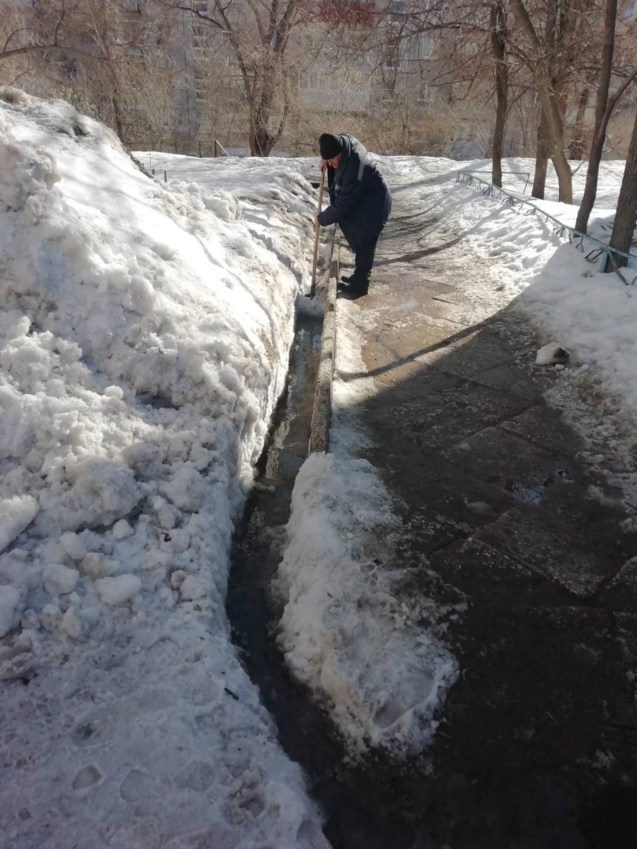 Gilischnik's tweet photo. @XDwvreEmAvcPe7M @krasnoglin_adm Произведена очистка дворовой территории. https://t.co/uOKGF44yKA