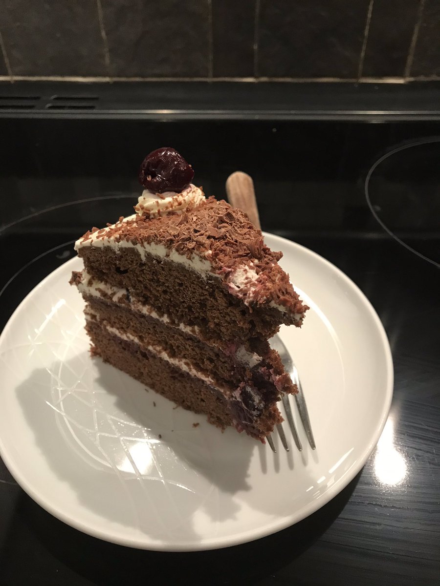 TomW18's tweet photo. Black Forest Gateau. First try at one, pretty happy with the result! #schwarzwalderkirschtorte #blackforestgateau #germancake #kuchen https://t.co/DIfqbgwmGe