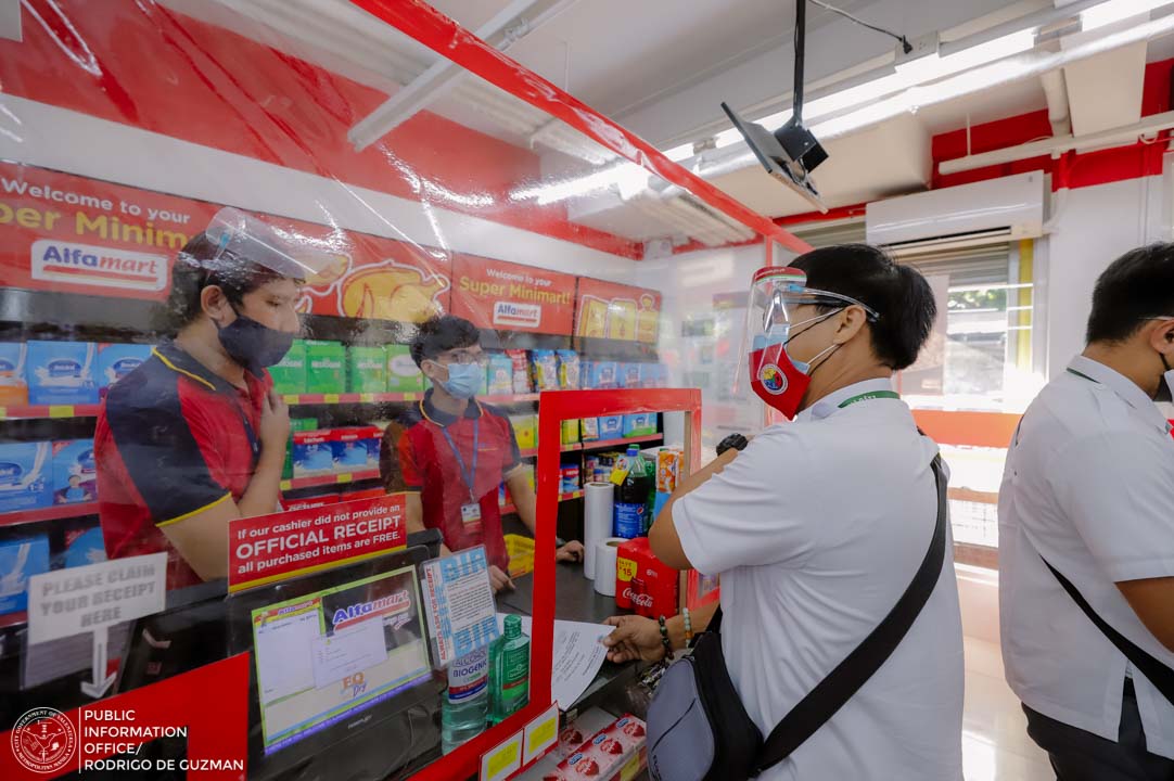 valenzuelacity's tweet photo. LOOK: The City Government of Valenzuela, through the City Business Inspection and Audit Team, orders the closure of Alfamart Que Grande, Ugong branch for failing to implement the QR code contact tracing system, #ValTrace, and other health and safety protocols, March 25, 2021. https://t.co/U3qMjgHp0s