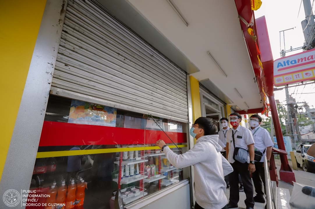 valenzuelacity's tweet photo. LOOK: The City Government of Valenzuela, through the City Business Inspection and Audit Team, orders the closure of Alfamart Que Grande, Ugong branch for failing to implement the QR code contact tracing system, #ValTrace, and other health and safety protocols, March 25, 2021. https://t.co/U3qMjgHp0s