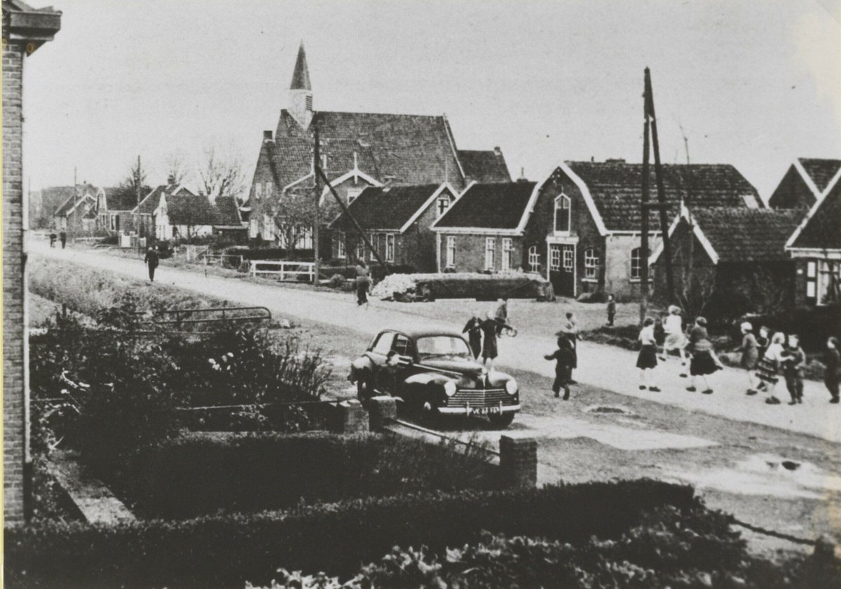 Het dorp Rijk, op het kruispunt van de Aalsmeerderweg en de Vijfhuizerweg, moest wijken voor <a href="/Schiphol/">Amsterdam Airport Schiphol</a>. Eind april 1959 begonnen bulldozers de huizen van de kaart te vegen. Het dorpskerkje maakte plaats voor een nieuwe startbaan: bit.ly/3slXgz8 ✈️