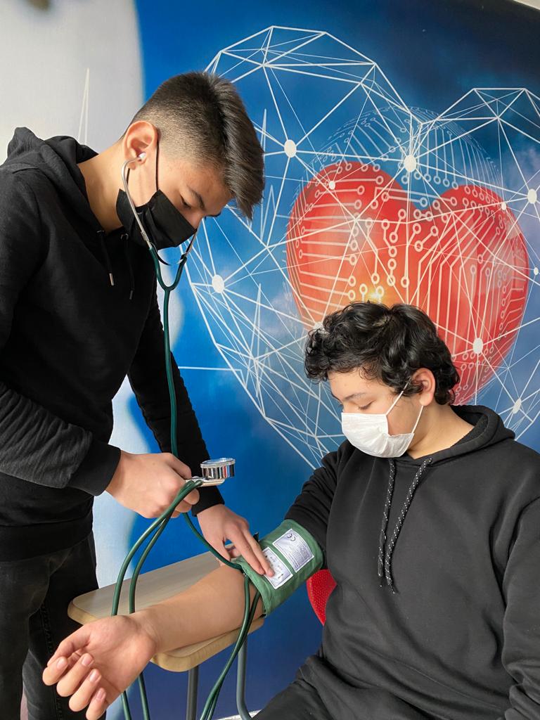 Uygulamalı eğitimler öğrencilerimizin fiziksel,bilişsel ve sosyal gelişimlerini sağlarken hedef ve başarı kombinasyonunu daha kolay oluşturmalarına yardım ediyor.Bu yüzden öğrencilerimizin bilgi ve becerikerini artırmak için uygulamalı eğitimlerini yüz yüze gerçekleştiriyoruz.