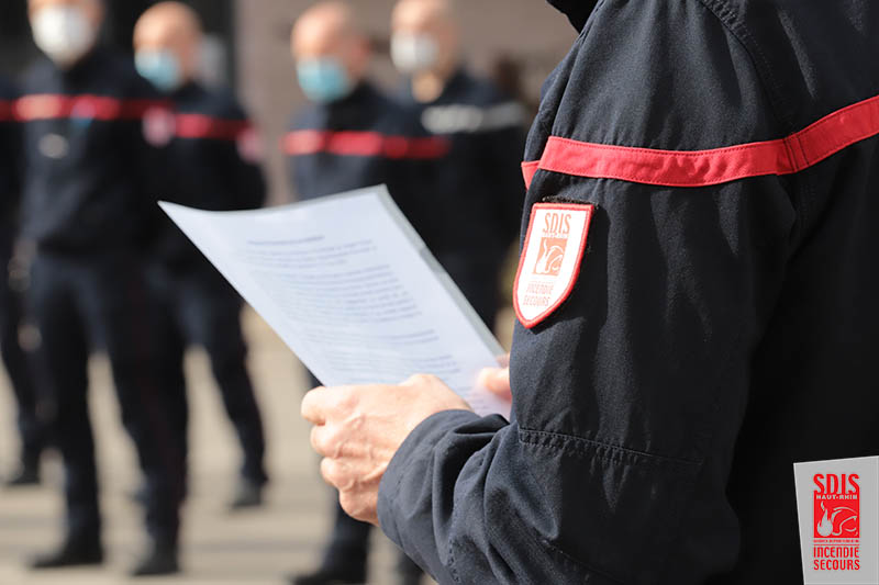 sdis68's tweet photo. [#Hommage]
⚫️Ce jeudi 25.02.2021, les sapeurs-pompiers du Haut-Rhin ont rendu hommage au caporal Bryan RIMBAUT, SPV au @SDIS80 mort au feu dans la nuit du 16 au 17 mars.
Toute la communauté des SP partage la peine des proches de Bryan. 

📸©Nicolas Mathieu - STIS 68 https://t.co/Wj1UDTPQ81