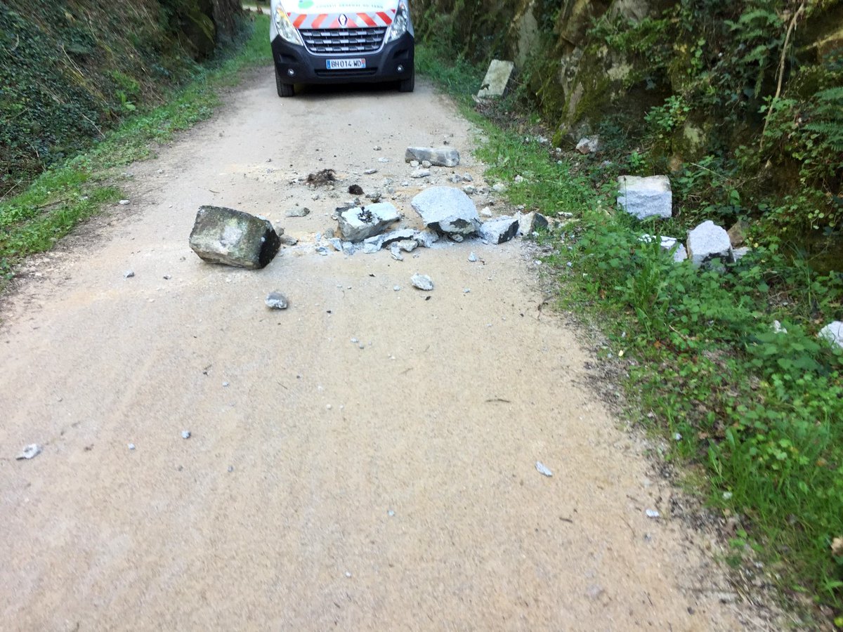 #Sécurité
⚠️ Suite à une chute de pierres au pont de Campan entre Lacabarède et Labastide-Rouairoux (81), la #VoieVerte est temporairement fermée à ce niveau, le temps que la mairie d'Anglès répare le parapet écroulé. Nous vous tiendrons informés dès que l’accès réouvrira. Merci.
