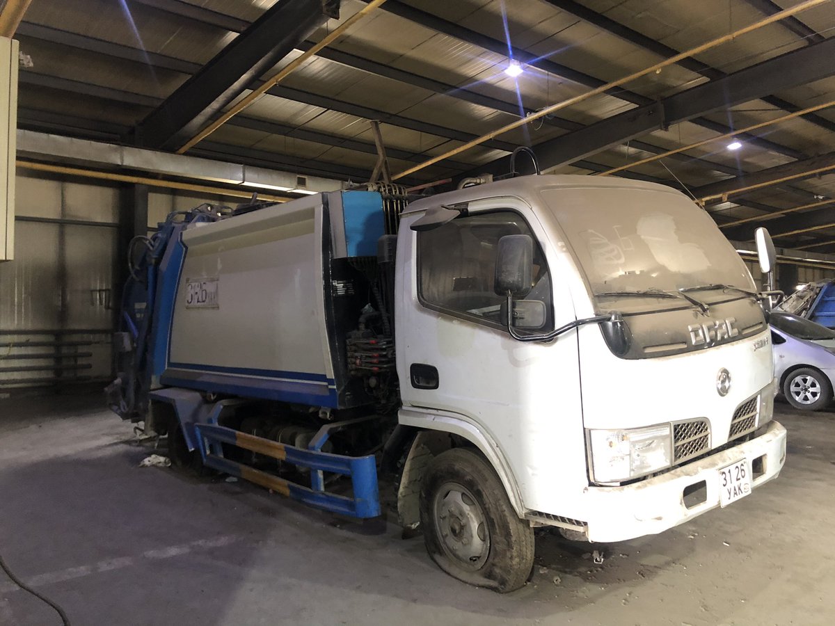 Энэ хогны машин грашинд хэдэн сар “хэвтэж” байна. Эвдэрсэн, засах гэхээр сэлбэг байхгүй. 1-ийг нь 145 саяар нийслэлийн төсвөөр худалдан авчээ. БНХАУ-аас Бадрангуй Орших гэх компани нийлүүлсэн. Харин инженерүүд “угсарсан” юм шиг бүтэцтэй гэлээ #NTVNews