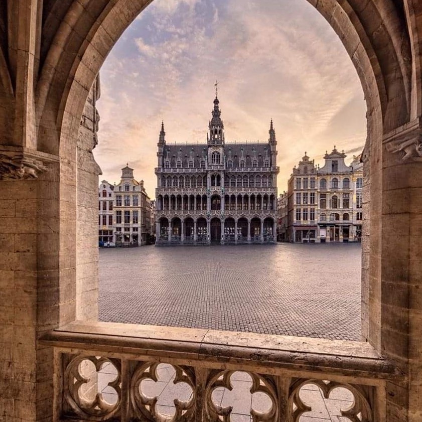 That is what we call: well framed! 👌
____
📷 by @chano_sanchez_
Tag #visitbrussels to be featured
____
#brussels #belgium #bxlove #welovebrussels #seemybrussels #maisonduroi #broodhuis