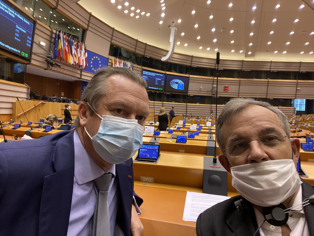 À Bruxelles ce matin au parlement européen avec <a href="/ThierryMARIANI/">Thierry MARIANI</a> pour nous opposer à l’élargissement de #UE aux Balkans occidentaux souhaité par la commission.
#Kosovo #Albania
Les peuples et Nations d’Europe ne sont ni écoutés ni respectés
