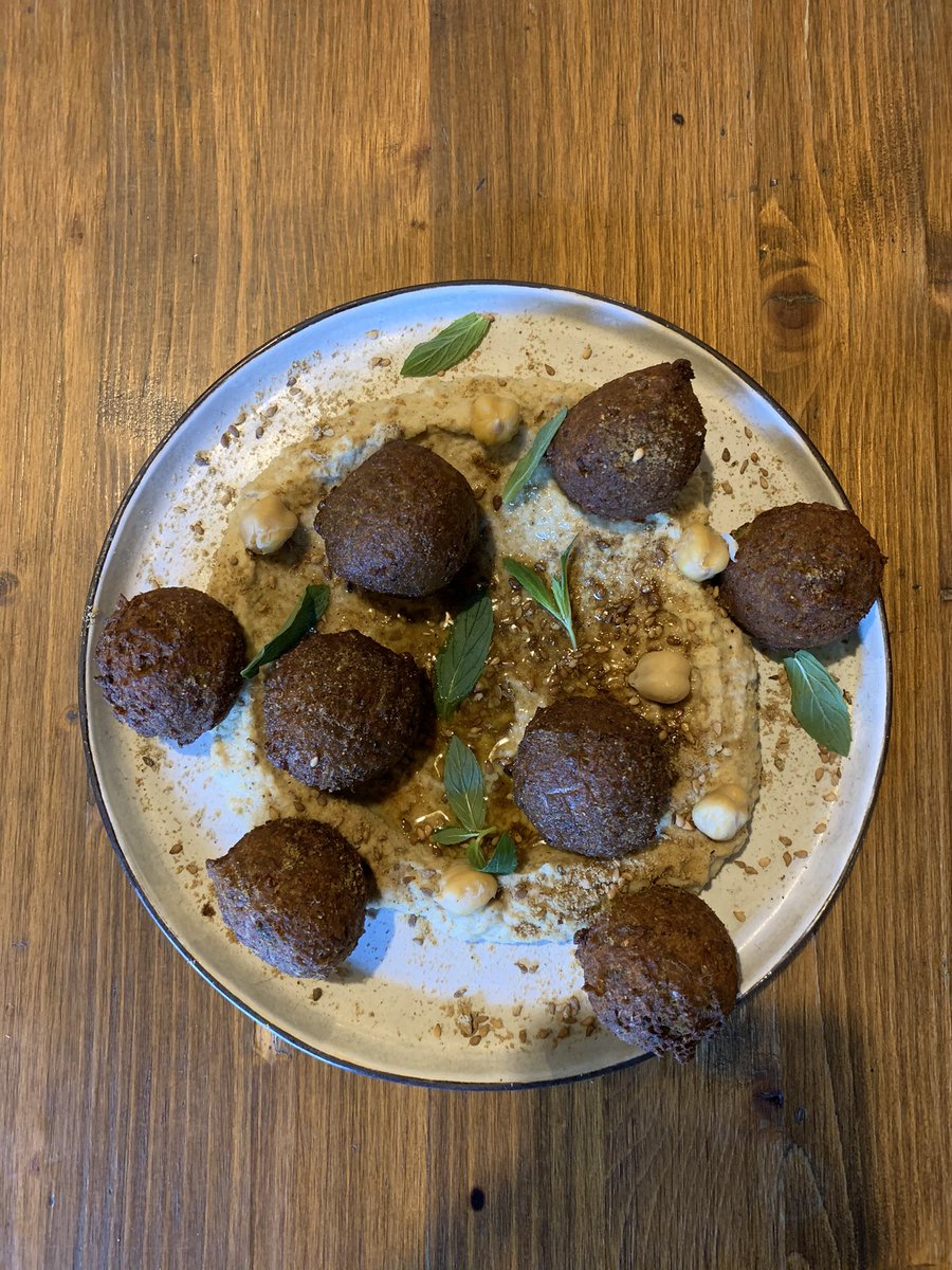 humus + falafel + zahter
<a href="/LaPuertaIzmir/">La Puerta Izmir</a>