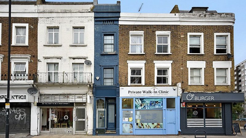 tuCpakoa's tweet photo. Voici la maison la plus "mince" de Londres !
Située dans le quartier de Shepherd Bush, elle est sur le marché pour 950 000 £ (1,3 million $).
Cette ancienne chapellerie d'1,82 m de large et de 96m2 fut jusqu'en 2008 la demeure de l'acteur Simon Woods ("Orgueil et préjugés").
1/2 https://t.co/Eh24MSMv5i