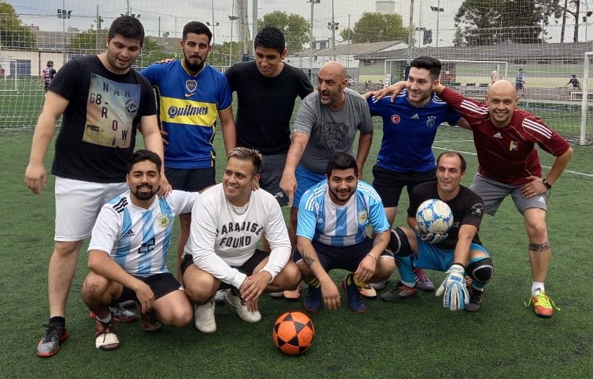 javmol2001's tweet photo. Buenos amigos y compañeros de laburo!!! Haciendo lo que más nos gusta... ⚽️ A divertirse! -#carone #futbolargentino #futbol #futbol5 #buenosairesargentina 🇻🇪🇦🇷🇵🇪 😉👍🏻 https://t.co/eA3sRTgjJe