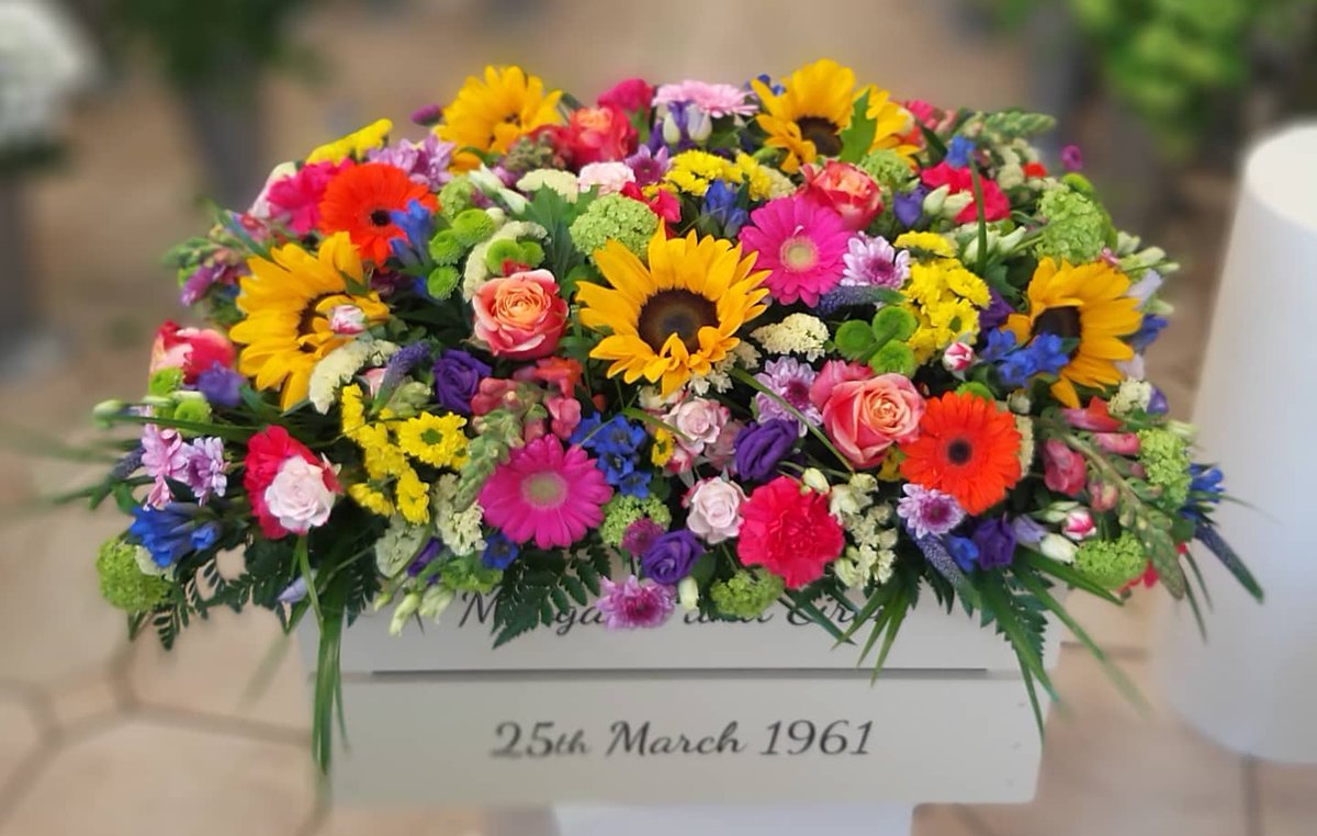 flowersbysian1's tweet photo. I absolutely loved making this for one of our lovely customers such a vibrant explosion of stunning colours x
Happy 60th Anniversary to this lovely couple x  #anniversaryflowers #flowersbysian #morristonflowers #morristoflorist #swanseaflorist #swanseaflowers #flowersswansea https://t.co/vhfyQTX5dw