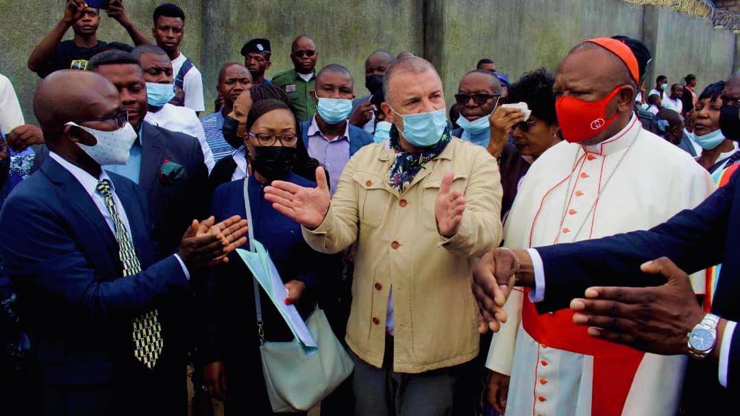 jc_carret's tweet photo. La @BanqueMondiale a répondu à l’invitation de l’Archevêque @TataCardinal pour visiter  au sud de #Kinshasa un des sites d’érosion extrême causée par les pluies diluviennes et constater leur impact sur la population de #Kimwenza, notamment les écolier(e)s. https://t.co/k7DlDRD6Np https://t.co/2dGa3shI7l