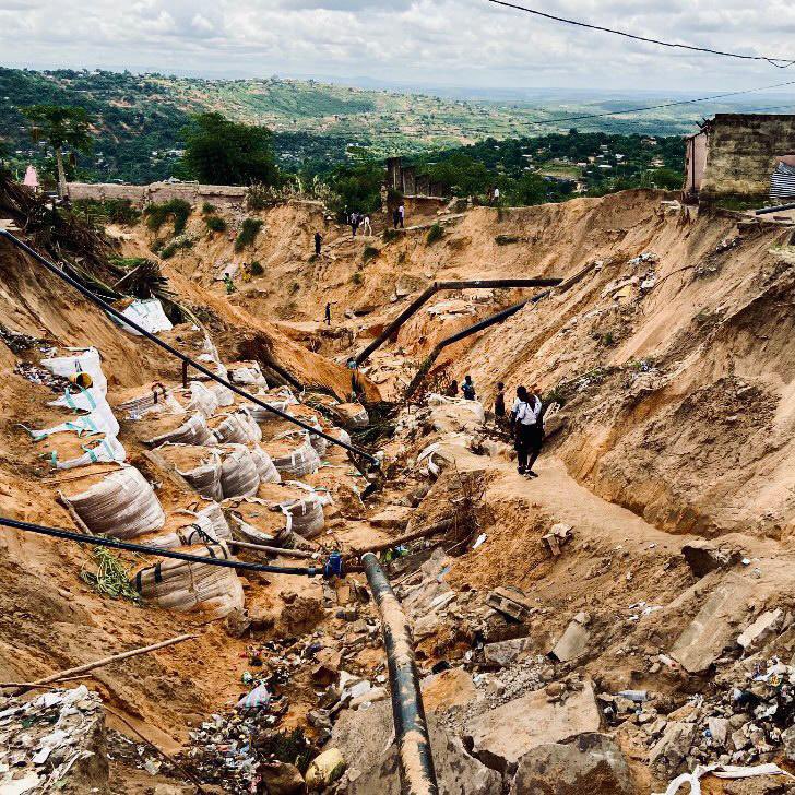 jc_carret's tweet photo. La @BanqueMondiale a répondu à l’invitation de l’Archevêque @TataCardinal pour visiter  au sud de #Kinshasa un des sites d’érosion extrême causée par les pluies diluviennes et constater leur impact sur la population de #Kimwenza, notamment les écolier(e)s. https://t.co/k7DlDRD6Np https://t.co/2dGa3shI7l