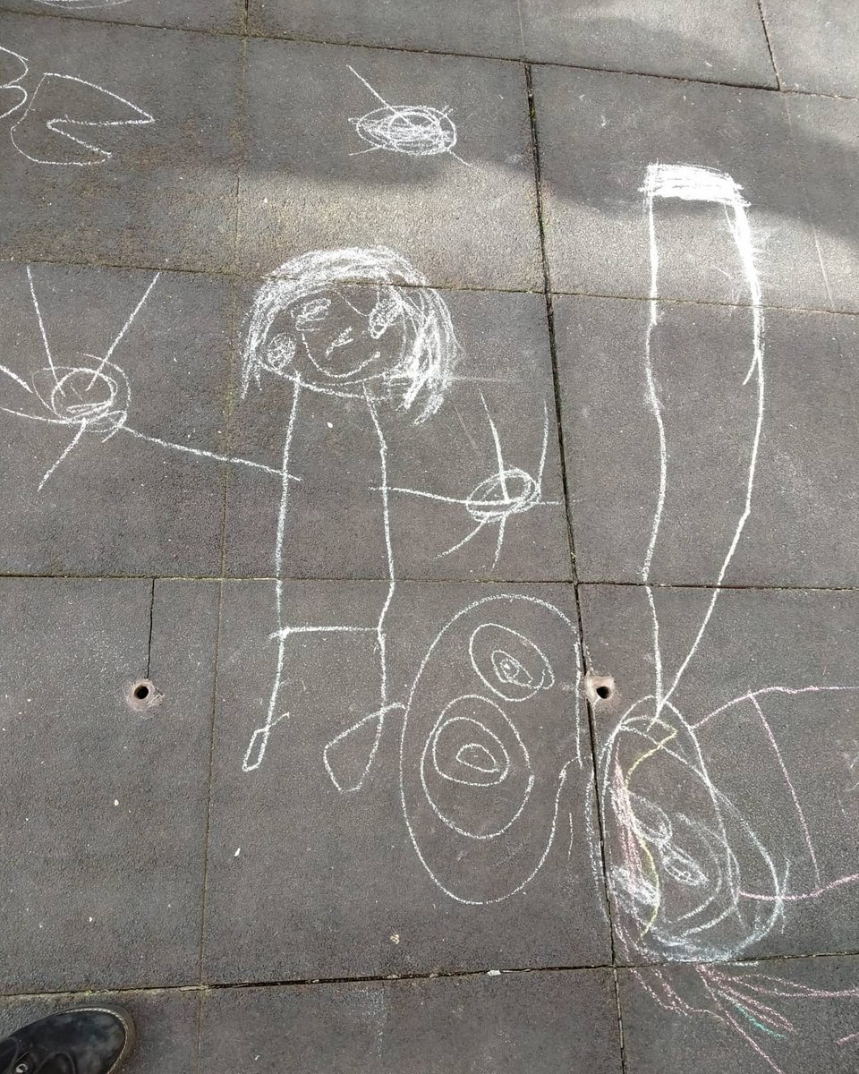 epiasabadell's tweet photo. ELS ARTISTES DE P4
Sempre trobem un lloc per expressar la creativitat, practicar el traç, escriure els noms i números.
Quan sortim al pati demanem guixos i comença la màgia: les nostres produccions queden a terra per compartir amb tothom.
#P4PIASABADELL
#INFANTILPIASABADELLL https://t.co/V0opW1DDp0