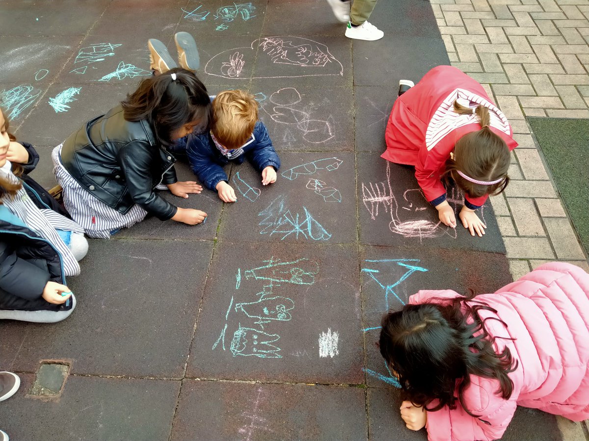 epiasabadell's tweet photo. ELS ARTISTES DE P4
Sempre trobem un lloc per expressar la creativitat, practicar el traç, escriure els noms i números.
Quan sortim al pati demanem guixos i comença la màgia: les nostres produccions queden a terra per compartir amb tothom.
#P4PIASABADELL
#INFANTILPIASABADELLL https://t.co/V0opW1DDp0