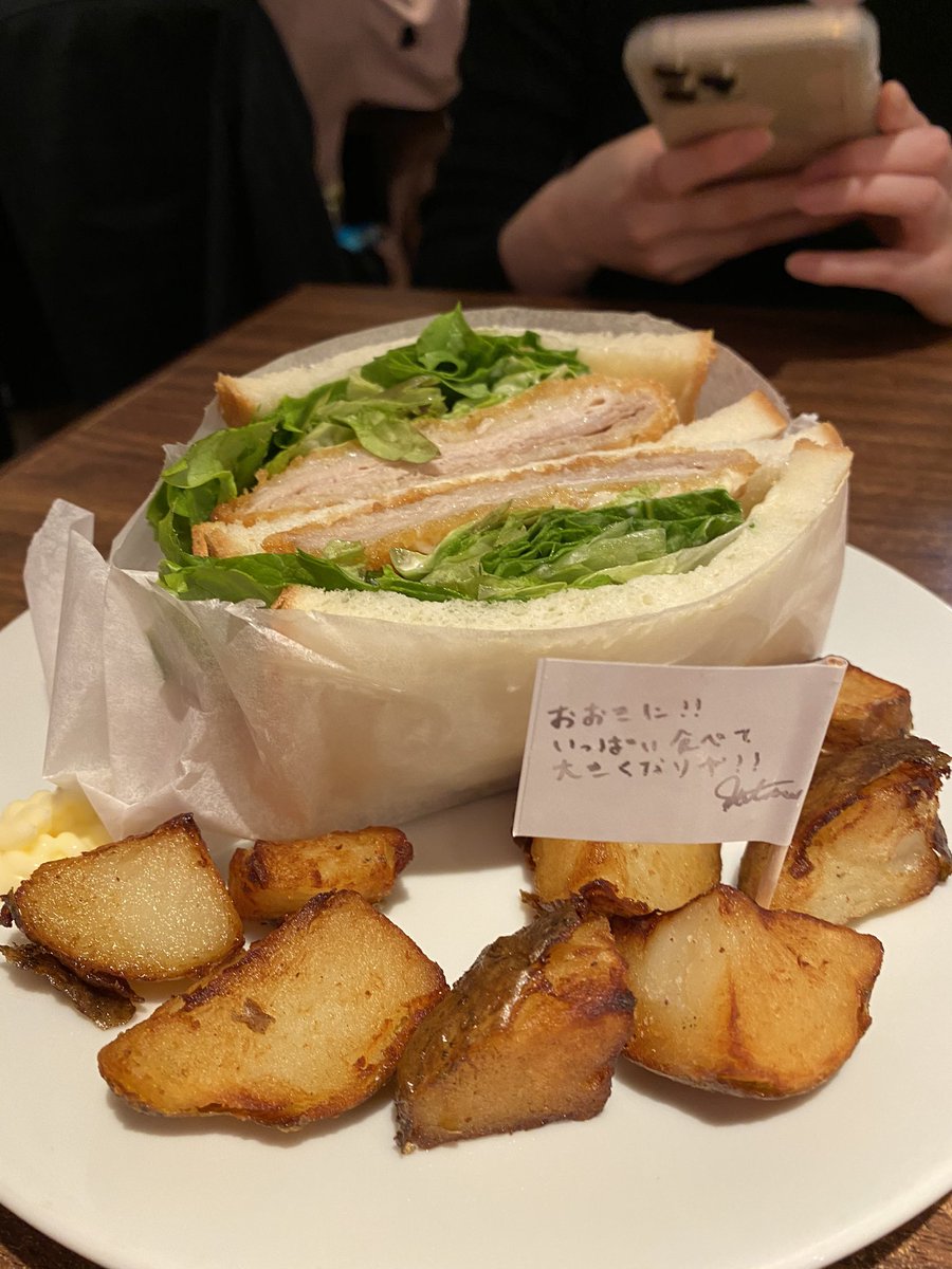 QWV_pimarin's tweet photo. QWVではない友達誘って #OWVコラボカフェ 行ってきた🤣💓ピザとデザートには辿り着けなかった…

#OWV https://t.co/MWEtxWVsTn