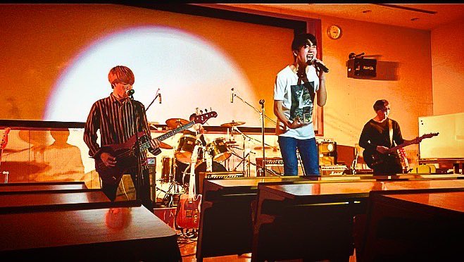 Gemstone0510's tweet photo. 高津高校 ｢軽音部 ～新春ライブ'20～｣
素敵な時間をありがとう。

～セットリスト～
1.青い春(SUPER BEAVER)
2.ロマンチシズム(Mrs. GREEN APPLE)
3.Starting Over(Mr.Children)
4.海にて、心は裸になりたがる(Mr.Children)
5.27(SUPER BEAVER) https://t.co/wXe7W1mAQI