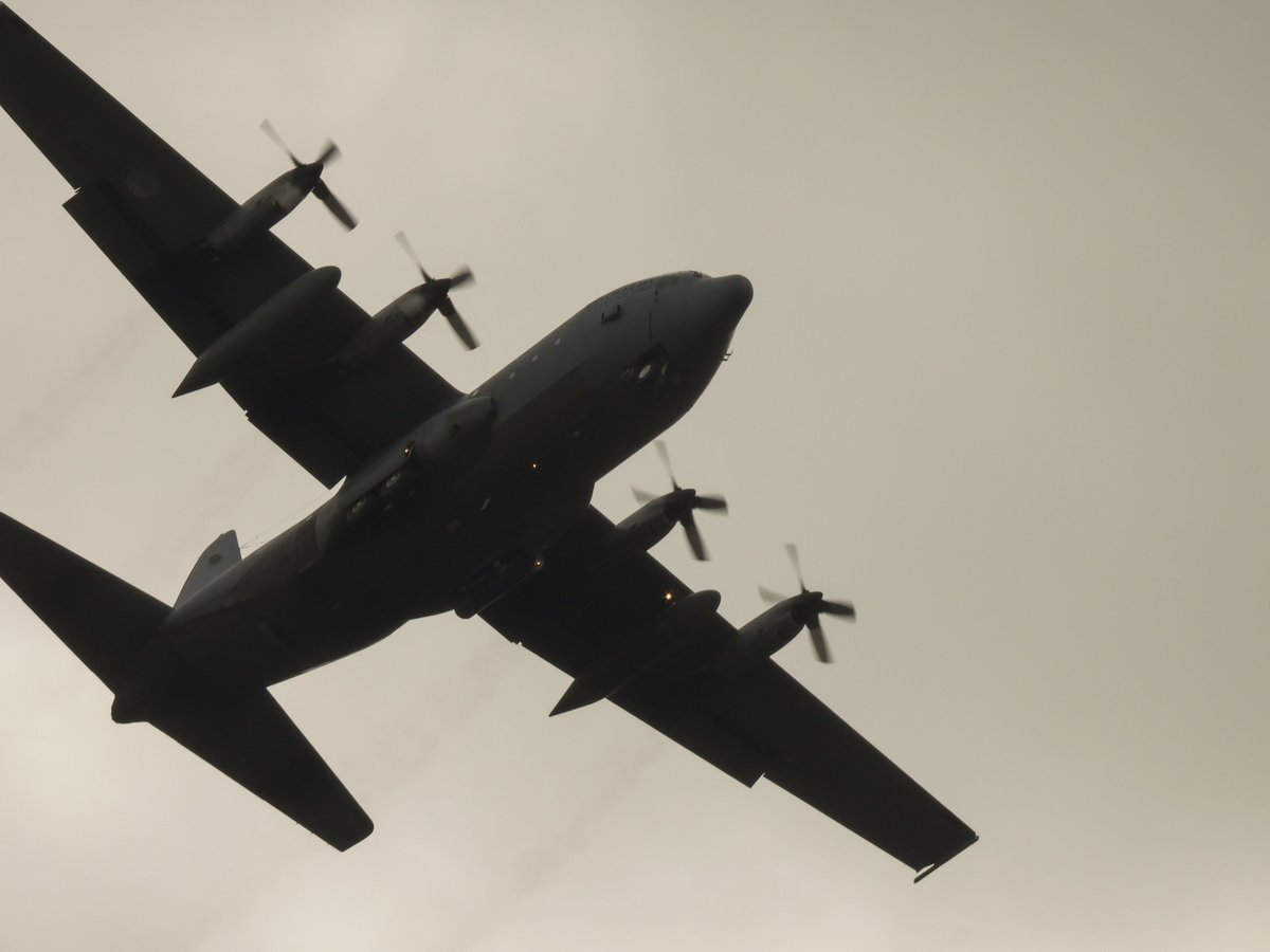 EHEH_Spotter's tweet photo. 🇳🇱Royal Netherlands Air Force Lockheed C-130H Hercules (G-988, #480C06) as flight #MONK11 Tactical ''BEAM'' Approach Runway21 @ ☁️/🌧️ EHEH.....   

(did go straight over the garden, had no time to zoom out🙃....)

#NLspot https://t.co/hHx5hBFLzS