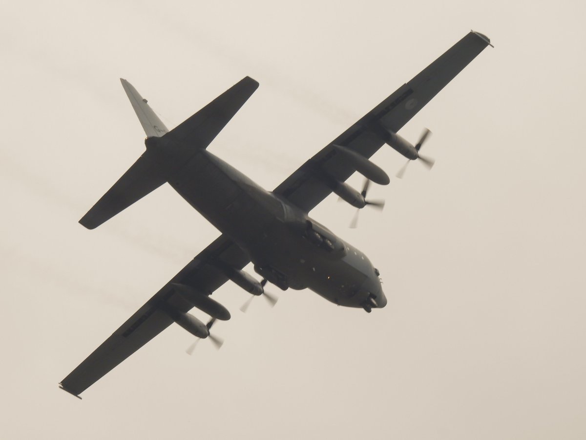 EHEH_Spotter's tweet photo. 🇳🇱Royal Netherlands Air Force Lockheed C-130H Hercules (G-988, #480C06) as flight #MONK11 Tactical ''BEAM'' Approach Runway21 @ ☁️/🌧️ EHEH.....   

(did go straight over the garden, had no time to zoom out🙃....)

#NLspot https://t.co/hHx5hBFLzS