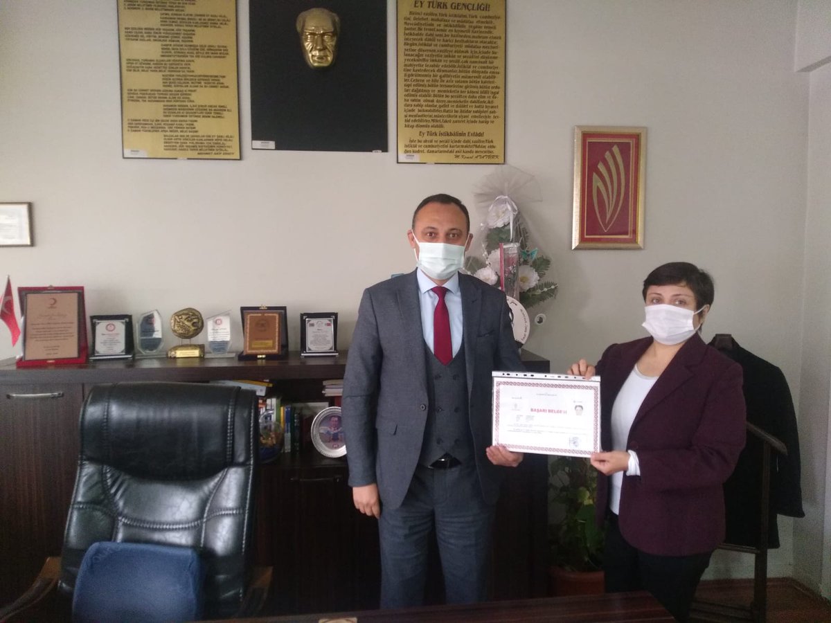 alasehirmem's tweet photo. İlçe Milli Eğitim Şube Müdürü Yasemin Oral, İlçe Kaymakamı Abdullah UÇGUN tarafından başarı belgesi ile ödüllendirildi. Başarı belgesi, İlçe Milli Eğitim Müdürü Hüseyin Güneş tarafından kendisine verildi. 
@tcmeb @il_mem_45 @gunes4545 @yasemor_yasemin https://t.co/9LWv3ntDKV