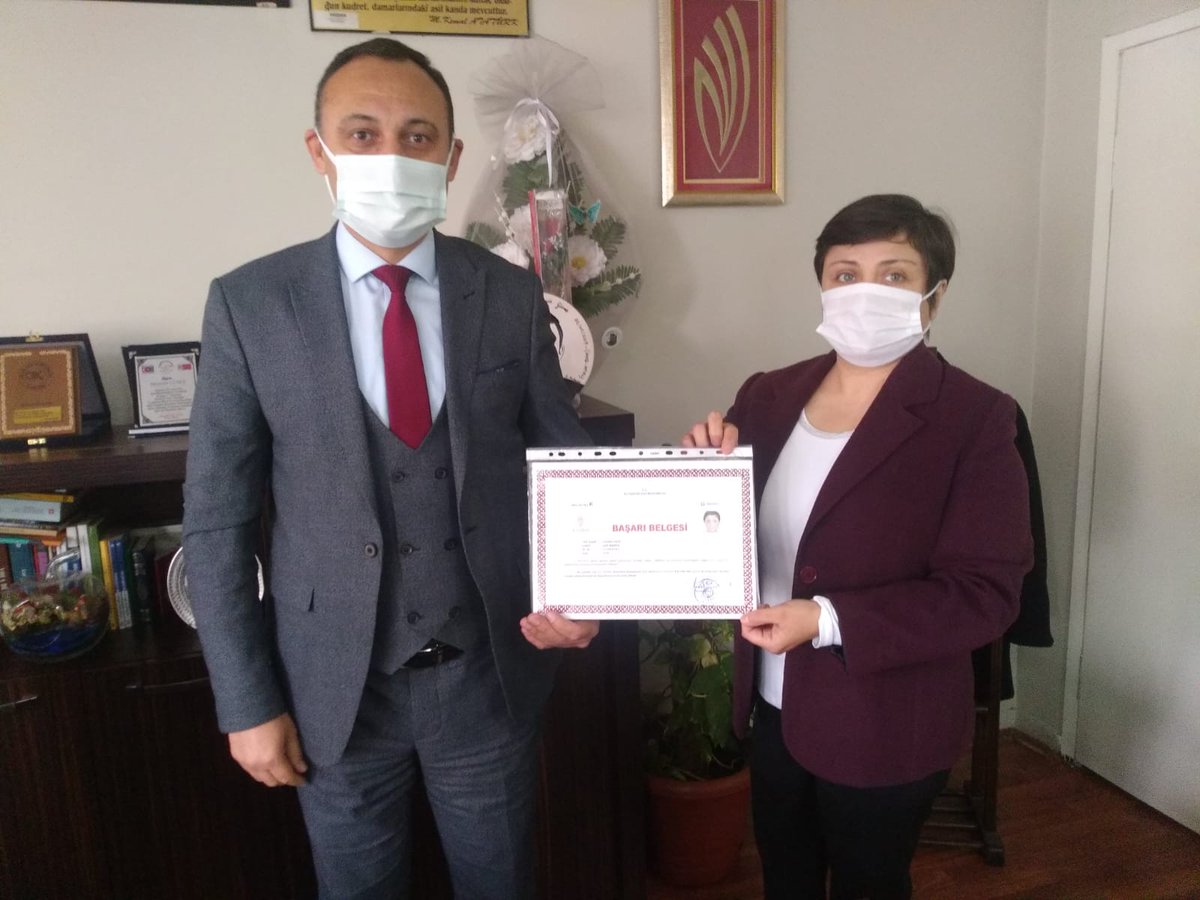alasehirmem's tweet photo. İlçe Milli Eğitim Şube Müdürü Yasemin Oral, İlçe Kaymakamı Abdullah UÇGUN tarafından başarı belgesi ile ödüllendirildi. Başarı belgesi, İlçe Milli Eğitim Müdürü Hüseyin Güneş tarafından kendisine verildi. 
@tcmeb @il_mem_45 @gunes4545 @yasemor_yasemin https://t.co/9LWv3ntDKV