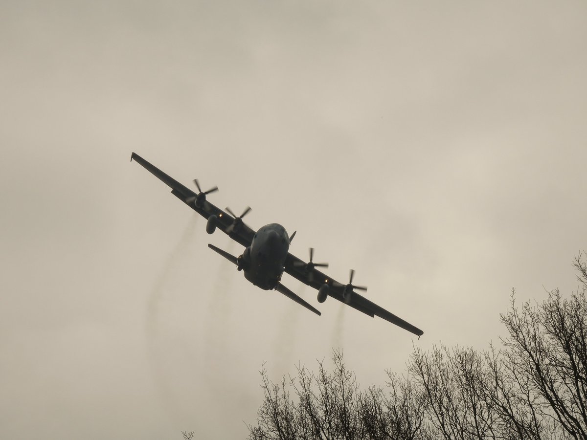 EHEH_Spotter's tweet photo. 🇳🇱Royal Netherlands Air Force Lockheed C-130H Hercules (G-988, #480C06) as flight #MONK11 Tactical ''BEAM'' Approach Runway21 @ ☁️/🌧️ EHEH.....   

(did go straight over the garden, had no time to zoom out🙃....)

#NLspot https://t.co/hHx5hBFLzS