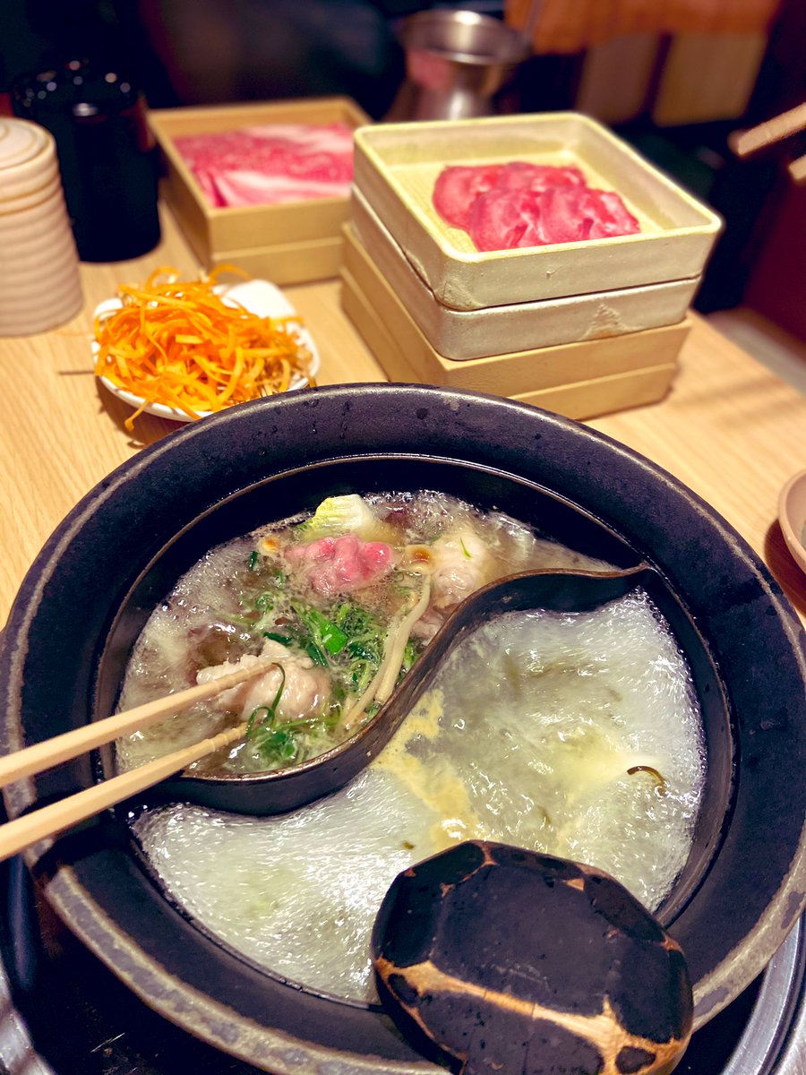 お鍋と、お肉、にんじんが並ぶテーブルです。だしは、極みだしと、昆布だしをえらびました。美味しそうです。