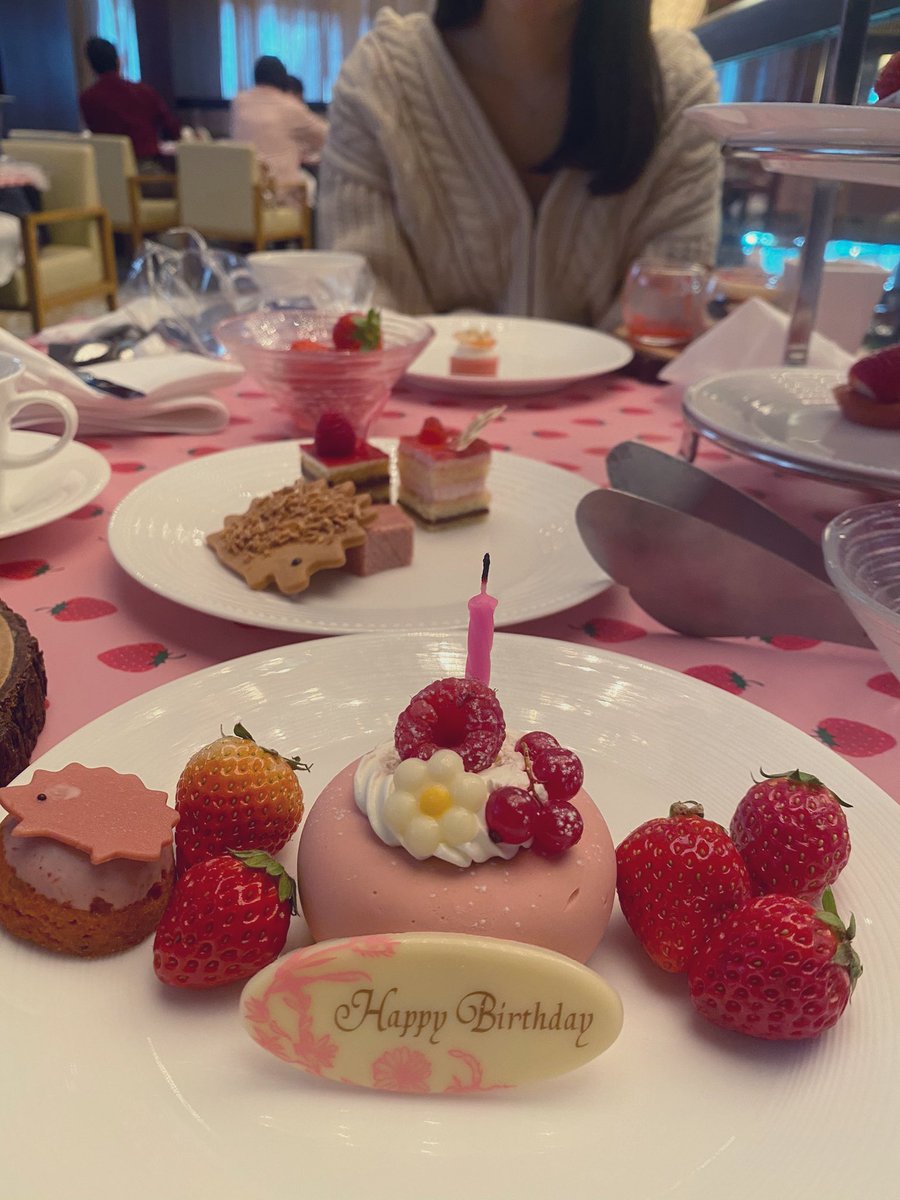 mtn0625's tweet photo. みんなに遅れながら、本日無事に25歳になりました🌸
珍しく仕事しながら誕生日の瞬間を迎えました🙄
こんな状況の中でも祝ってくれる友達がいて幸せだ〜☺️☺️

あ、来週から大宮じゃなく所沢勤務です。 https://t.co/asCkrPNiJZ