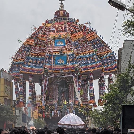Selvakumar_Srs's tweet photo. Glimpse of the Majestic 
"Thiruvarur Ther" (Car) in all its grandeur. 

#AazhiTher #ThiruvarurTher #ThiruvarurTherottam #ThiruvarurChariotFestival2021 #TempleCar #BigChariot #GreatChariot #96ftand300tonnes^ #25thMarch2021

PC: dhivagar_dhanush

https://t.co/Ppz7tvW9JG https://t.co/BPyJhZAzYY