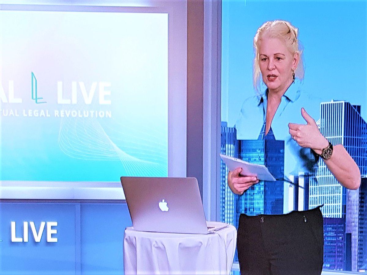 Sichtbar mit Profil: Zu diesem Thema haben wir gerade bei #Schweitzer Fachinformationen einen spannenden Vormittag verbracht. Zusatzlektion: Empfängerhorizont! Sonst sehen Sie aus wie ich bei den gestrigen Probeaufnahmen: Green vor Green Screen. Zum Glück mit Kleiderplan B ;-))