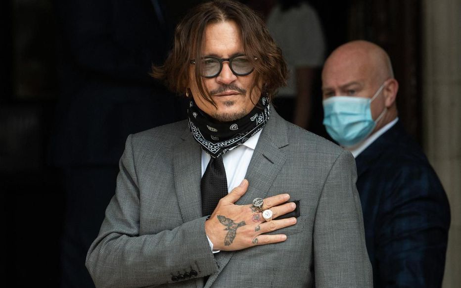 SW__Team's tweet photo. Johnny Depp a toutes les preuves qu'il faut pour prouver son innocence. Mais apparemment la justice britannique ne croit pas en la possibilité de violence faite envers un homme et préfère se ranger du côté d'une femme manipulatrice. Pitoyable...
#JusticeForJohnnyDepp https://t.co/8qYCfFw47U