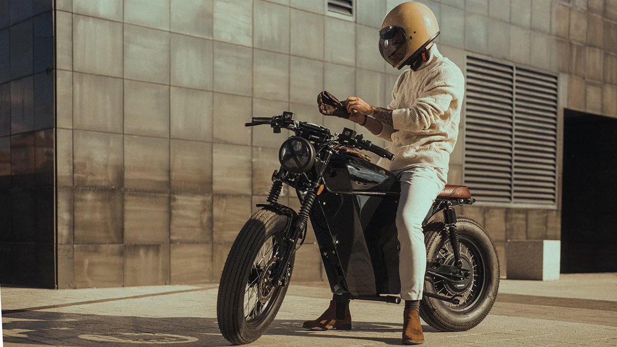 motorpuntoes's tweet image. Inteligente y 100% eléctrica, la nueva moto OX One llega a España

¿Quieres saber más sobre ella? ➡ buff.ly/3fdTHqY

#OX #OXOne #Moto #Motoelectrica #EV #Movilidad #movilidadsostenible #motos