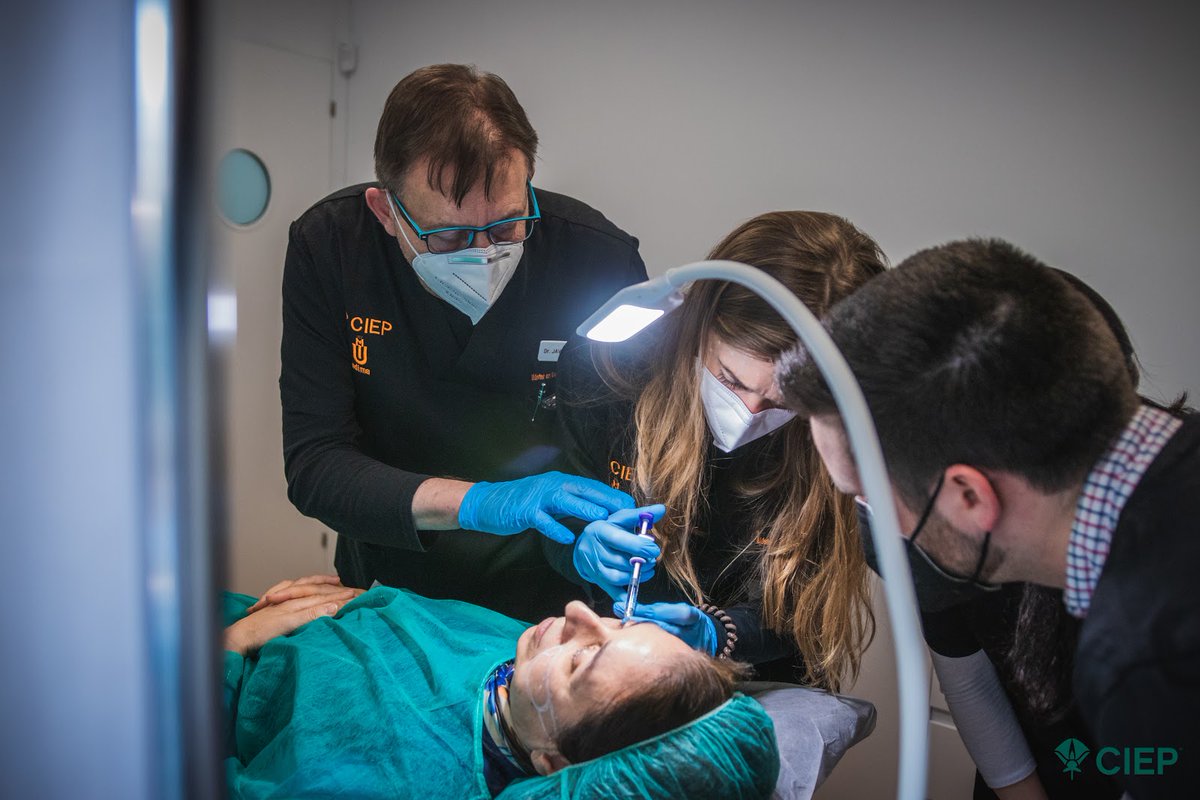 CIEPostgrado's tweet photo. 📢 Os mostramos una imagen del Dr. Francisco Javier Garrido dirigiendo las prácticas de los Dres. Bellido Moyano y Martín del Olmo en la Clínica Universitaria E.M.E. s.l., sede de CIEP, durante el XVI Máster en Medicina Estética de Córdoba. 💉
➡️ https://t.co/KrnqWdu8wl https://t.co/j8u1H6LxvN