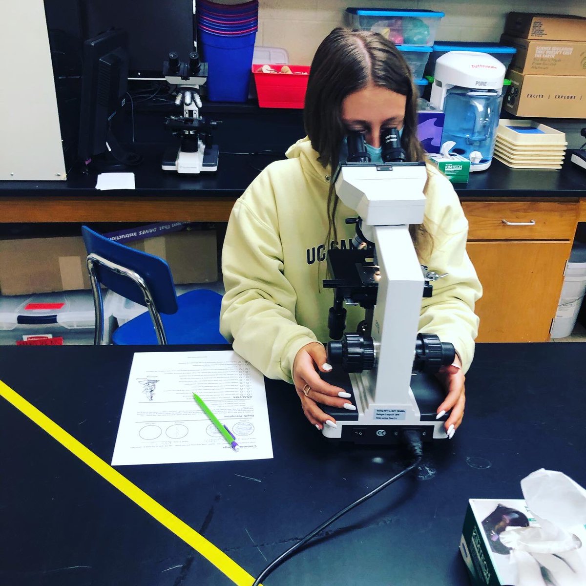MsFishback's tweet photo. Yesterday was all about Microscopes! These PBS students did an awesome job learning a new skill! @RocketPrincipal @Rocket_Guidance #PLTWClassroom https://t.co/cuWf1hMjAG