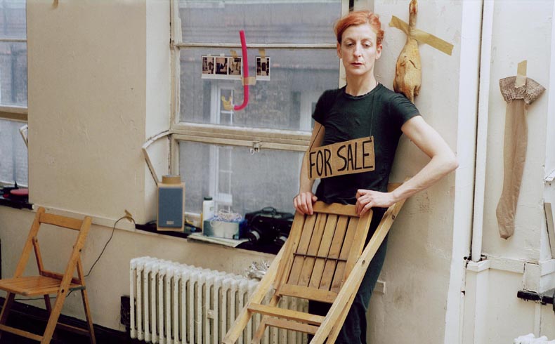 Radio_Web_MACBA's tweet image. Nuevo #podcast🦠@la_ribot no deja de menearse de la silla rwm.macba.cat/es/sonia/sonia… mientras comparte su deseo infantil de ser gitana y parte de un pedazo de cartón para explicar la continuidad vertiginosa de su trayectoria+su gusto extraordinario por la transformación y la deriva