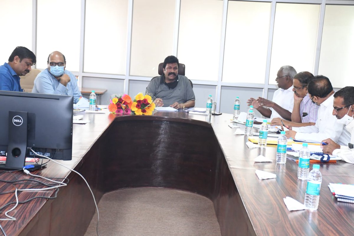 bcpatilkourava's tweet photo. ಇಂದು ಕರ್ನಾಟಕ ರಾಜ್ಯ ಬೀಜ ನಿಗಮ ನಿಯಮಿತ ಕಚೇರಿಯಲ್ಲಿ, ನಿಗಮದ 299ನೇ ವ್ಯವಸ್ಥಾಪನಾ ಮಂಡಳಿ ಸಭೆ ನಡೆಸಿ, ಅಭಿವೃದ್ಧಿ ಕಾರ್ಯಗಳು ಹಾಗೂ ಪ್ರಗತಿ ಕುರಿತು ಅಧಿಕಾರಿಗಳ ಜೊತೆ ಚರ್ಚಿಸಾಯಿತು.
#Bangalore | #KSSCL | @CMofKarnataka | @BSYBJP | @DDChandanaNews | @KarnatakaVarthe https://t.co/Km4Z0MBg5N