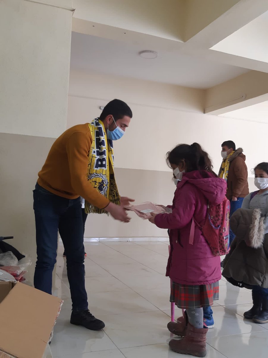Bitlis Genç Fenerbahçeliler ailesi, Sefa Ağabeyimiz hayrına 8 Ağustos İlköğretim Okulu’ndaki öğrencilere kıyafet yardımında bulundu.

SEFA REİS’İN KARDEŞLERİYİZ!