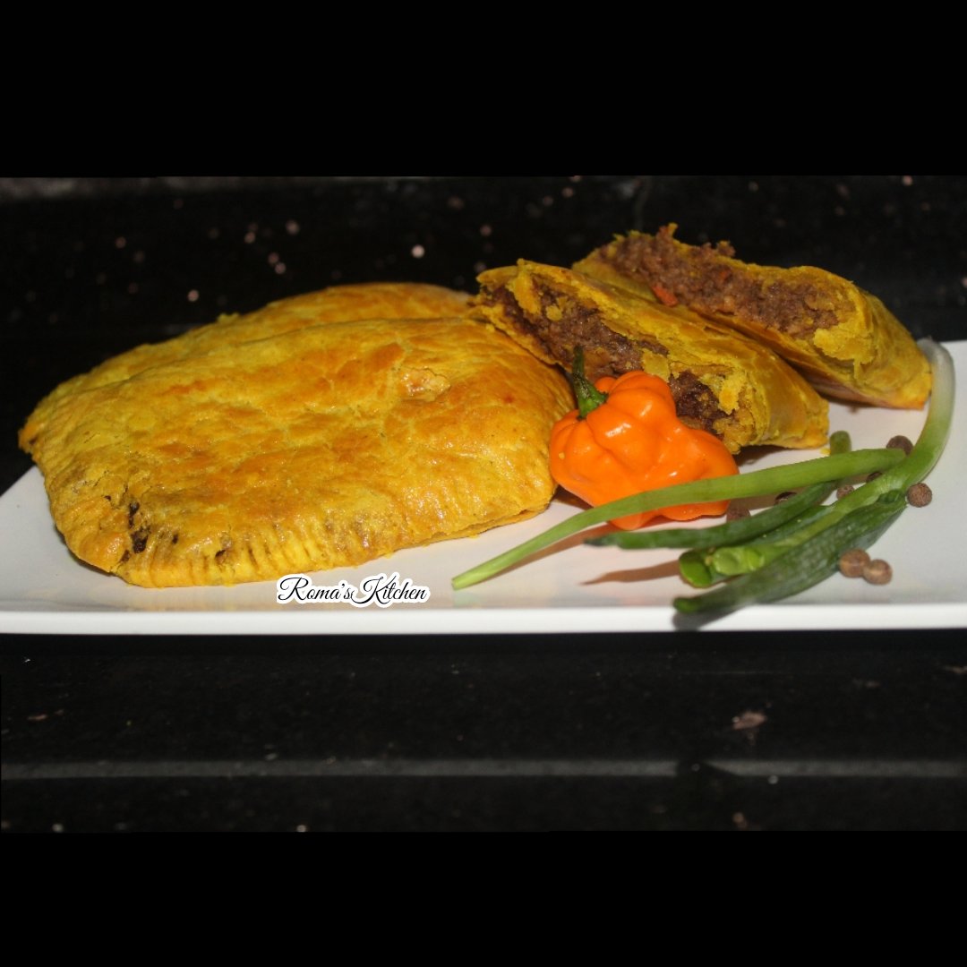 romaskitchen_'s tweet photo. Jamaican Beef Patty &amp; Coco Bread.
Best in the West! 100% Homemade @romaskitchen_ style😋
Recipes 👇🏾👇🏾
https://t.co/xtQ0oxq37t
https://t.co/RQ6k5cTjrZ
#RomasKitchen #Pattyandcocobread #JamaicanBeefPatties #JamaicanPatty #MeatPie https://t.co/SWNrb12V22