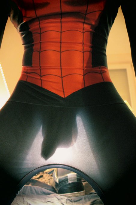 Spider-Man cache bien son arme, une bonne grosse queue! Tu veux le voir en action, c'est pour bient&ocirc;t<a href="/tag/maqueue"class="tags"><span>#maqueue</span></a>