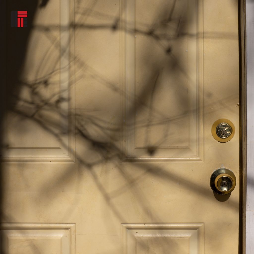 Fotografia de inspiração para não nos esquecermos que não são só as janelas que são importantes, mas também as portas, pois são elas que nos abrem caminhos, e nós estamos aqui para ajudar! 💪

Sempre com as melhores ferragens para casa caso!
📷@jillburro_w