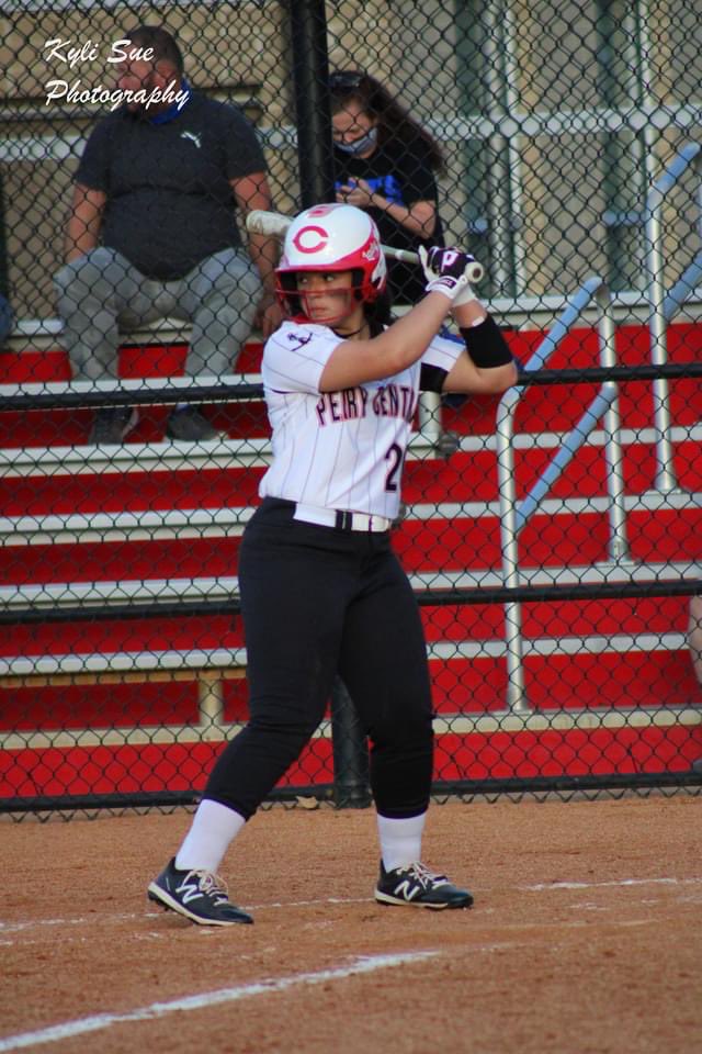 ashleylashay116's tweet photo. First high school game! #shecantbeoldenoughyet https://t.co/7sHsEfPHG1
